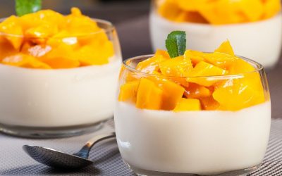 Млечен крем од гриз и павлака: Кремаст десерт со овошје по желба