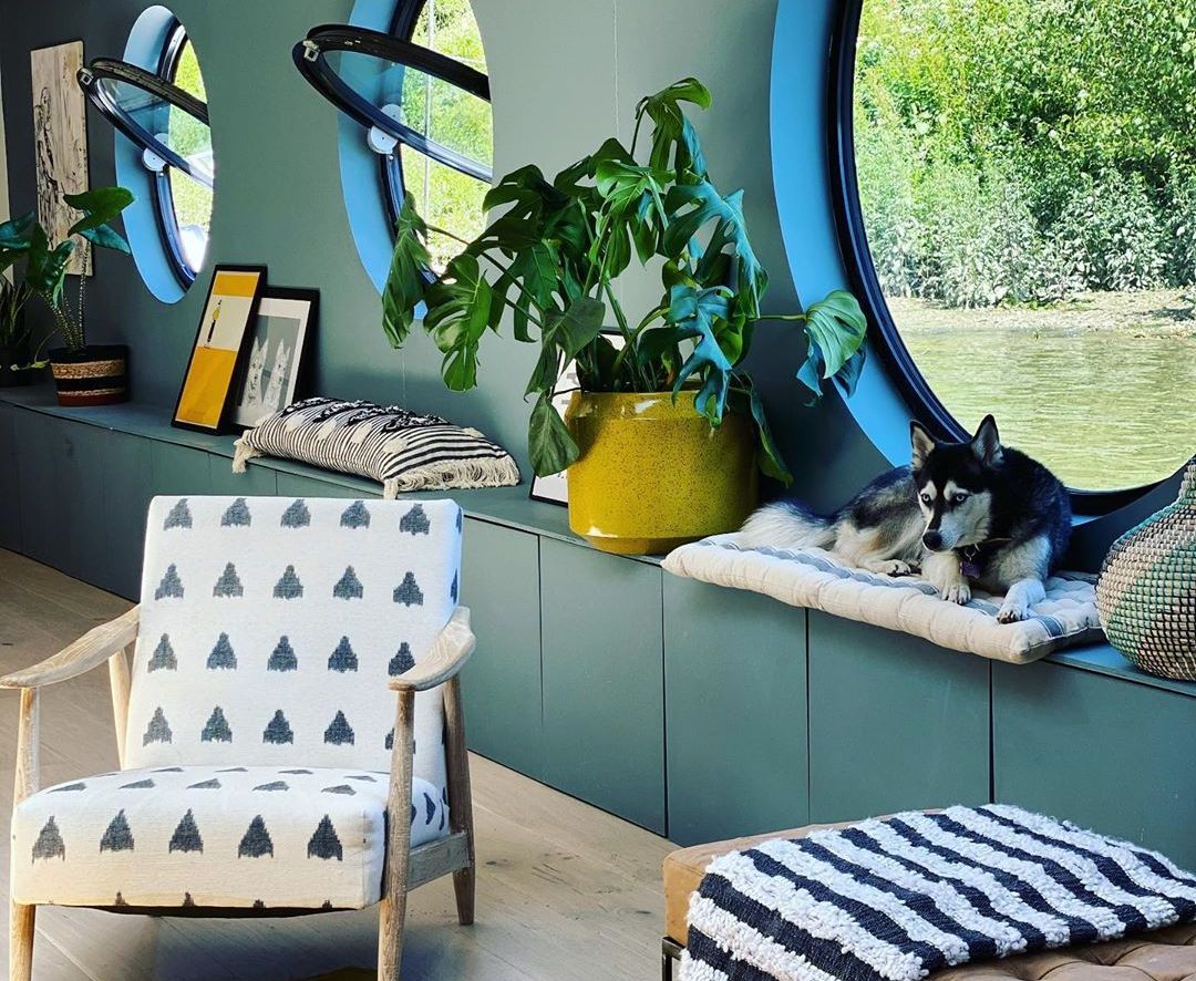 Не можеле да си дозволат куќа, па претвориле товарен брод во прекрасен дом