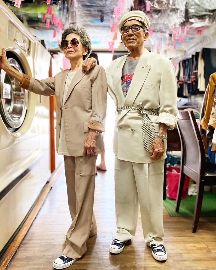 Возрасен пар позира со облека која нивните клиенти не сакале да ја купат и изгледаат навистина кул