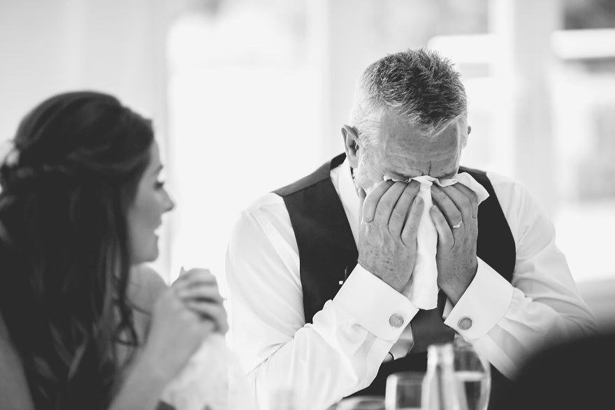 Нераскинливата врска помеѓу таткото и ќерката прикажана преку свадбени фотографии