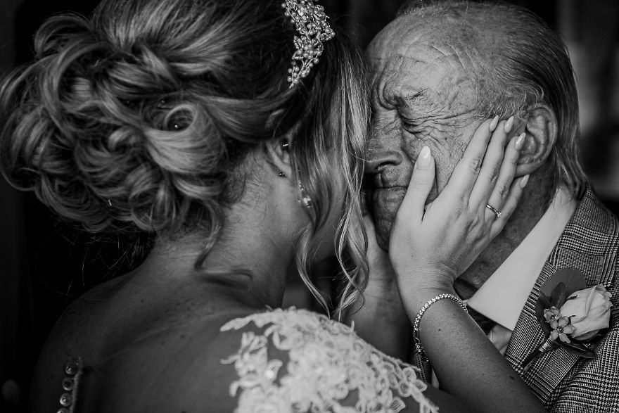 Нераскинливата врска помеѓу таткото и ќерката прикажана преку свадбени фотографии
