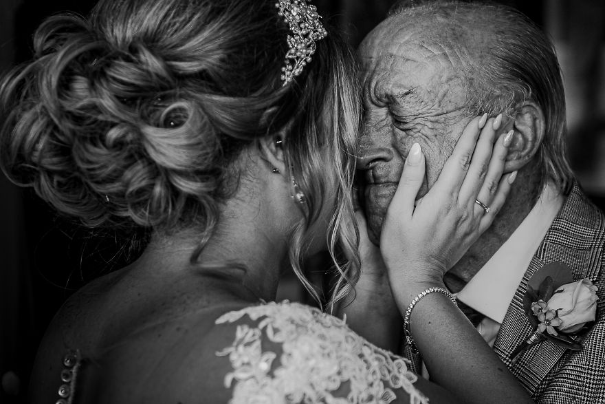 Нераскинливата врска помеѓу таткото и ќерката прикажана преку свадбени фотографии