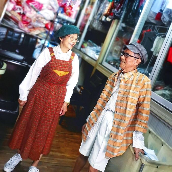 Возрасен пар позира со облека која нивните клиенти не сакале да ја купат и изгледаат навистина кул