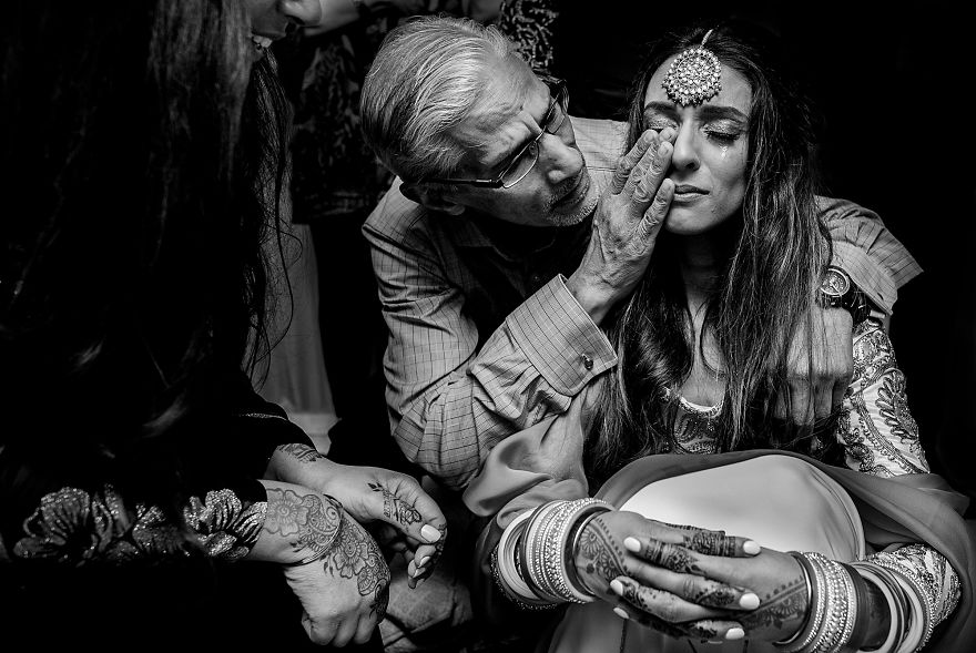 Нераскинливата врска помеѓу таткото и ќерката прикажана преку свадбени фотографии