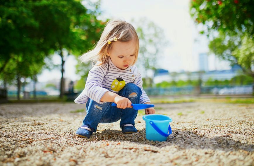 Какво влијание има играњето со камчиња врз развојот на детето?