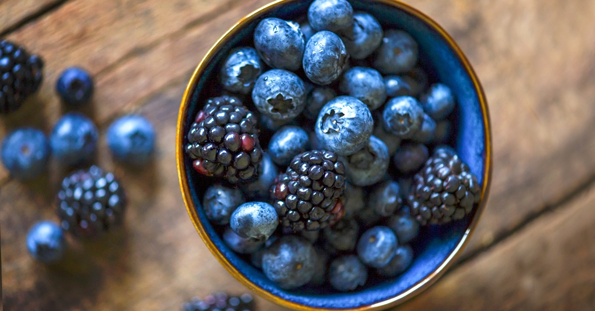 Зошто треба да јадете колку што е можно повеќе сини плодови ова лето?