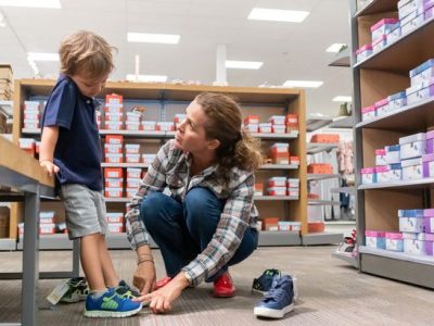 Една мајка споделува одличен трик за купување чевли на децата без да ги носите низ продавниците
