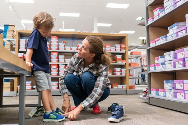 Една мајка споделува одличен трик за купување чевли на децата без да ги носите низ продавниците