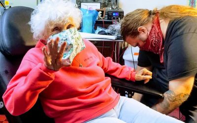 Запознајте ја оваа бабичка која ја направила својата прва тетоважа на 103 години
