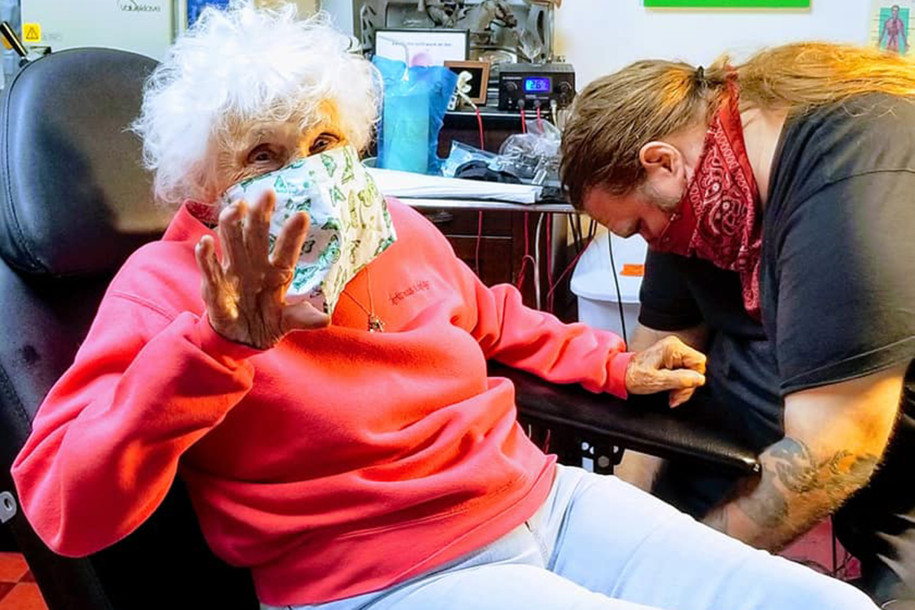 Запознајте ја оваа бабичка која ја направила својата прва тетоважа на 103 години