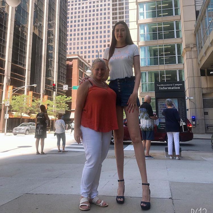 Запознајте ја Рени: Жената со најдолгите нозе во светот 
