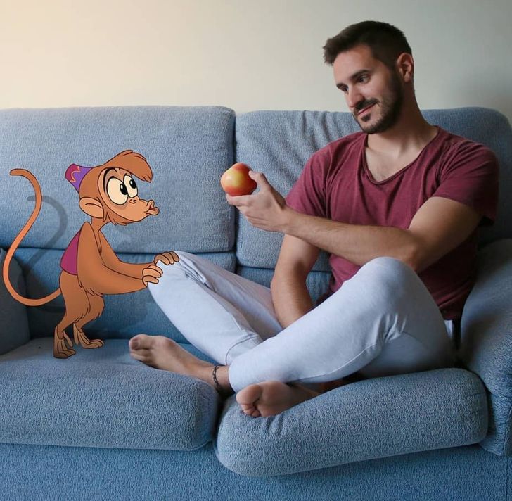 Еден наставник ги фотошопира омилените Дизни ликови во неговите фотографии и тие изгледаат навистина магично