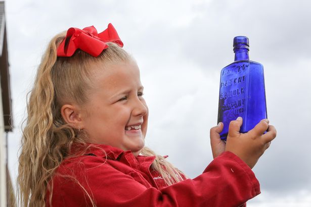  7-годишно девојче започнало свој бизнис со антички шишиња што ги собира секојдневно