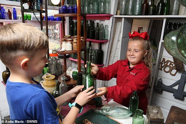  7-годишно девојче започнало свој бизнис со антички шишиња што ги собира секојдневно
