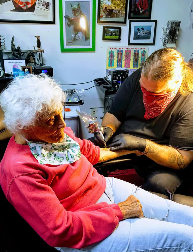 Запознајте ја оваа бабичка која ја направила својата прва тетоважа на 103 години