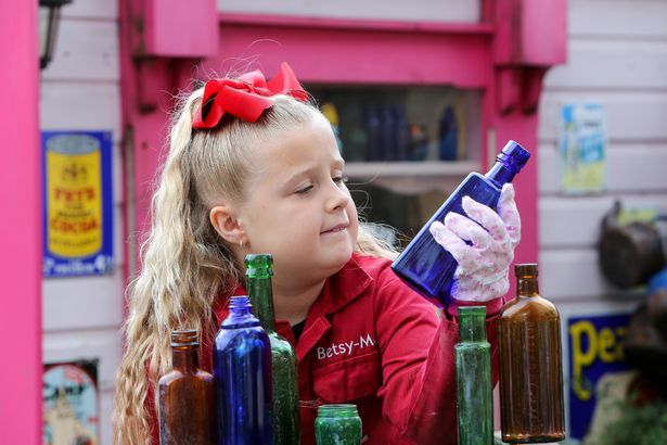 7-годишно девојче започнало свој бизнис со антички шишиња што ги собира секојдневно