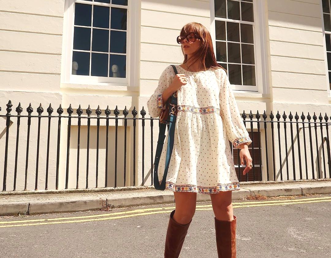 Летен фустан и чизми - најдобрата комбинација за преодниот период