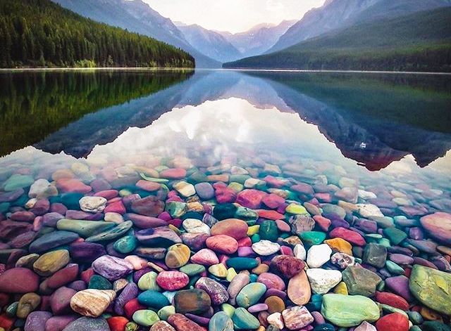 Најшареното езеро во светот: Нереална убавина што може да ја создаде само природата