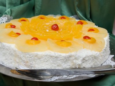 Торта „Тропикана“ - освежувачки десерт со ананас, кокос и ореви