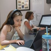 5 ситуации кои укажуваат дека на вашето дете му е потребно родителско внимание