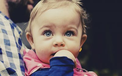 Детски офталмолог објасни кога и зошто бебињата ја менуваат бојата на очите