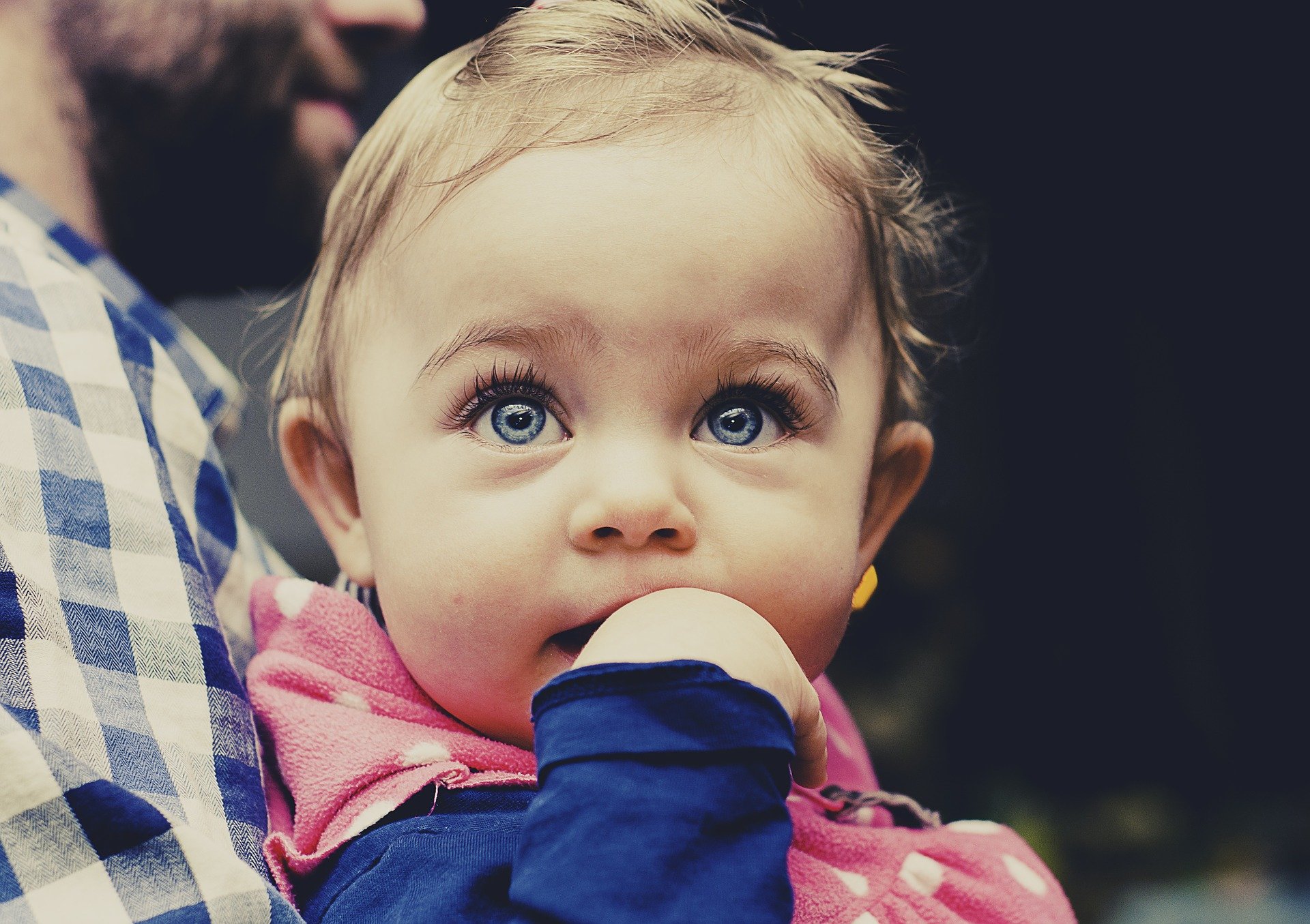 Детски офталмолог објасни кога и зошто бебињата ја менуваат бојата на очите