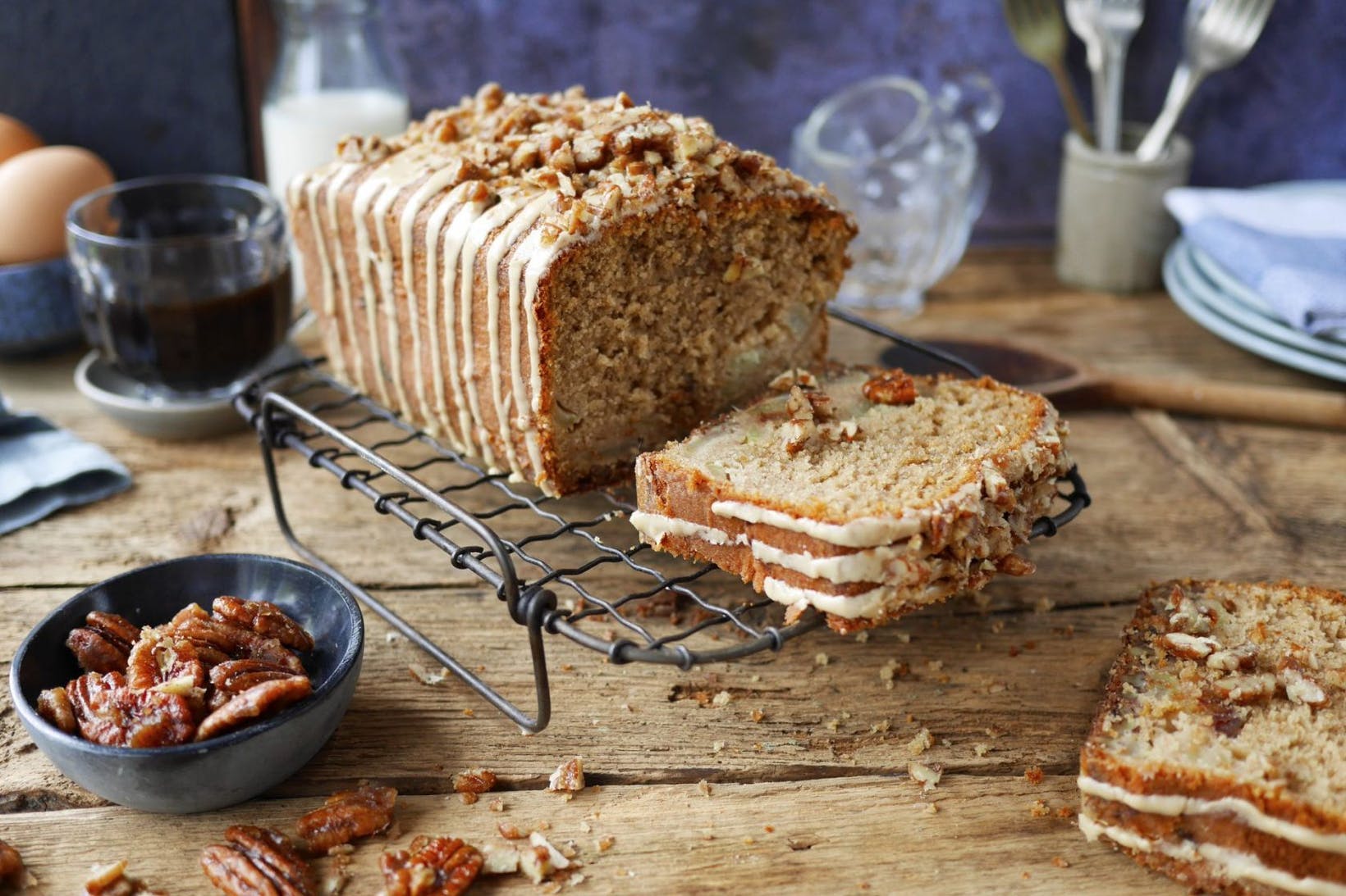 Рецепт за торта со јаболко, урми и еспресо