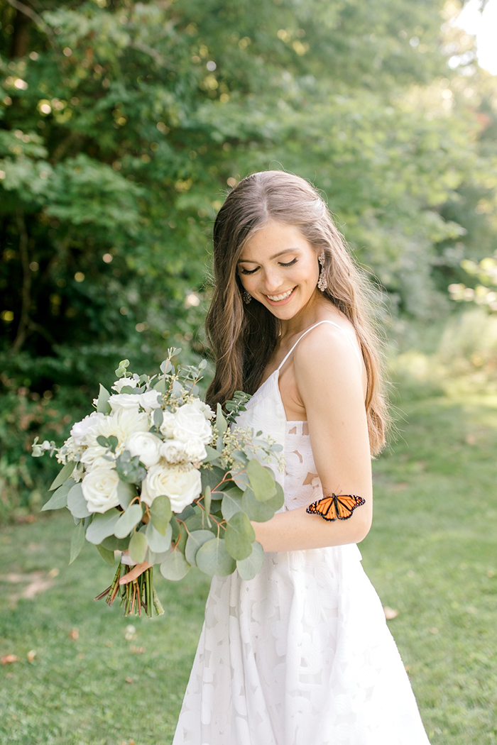 Свадбените фотографии на еден пар добиваат пресврт откако ќе се придружи една пеперутка