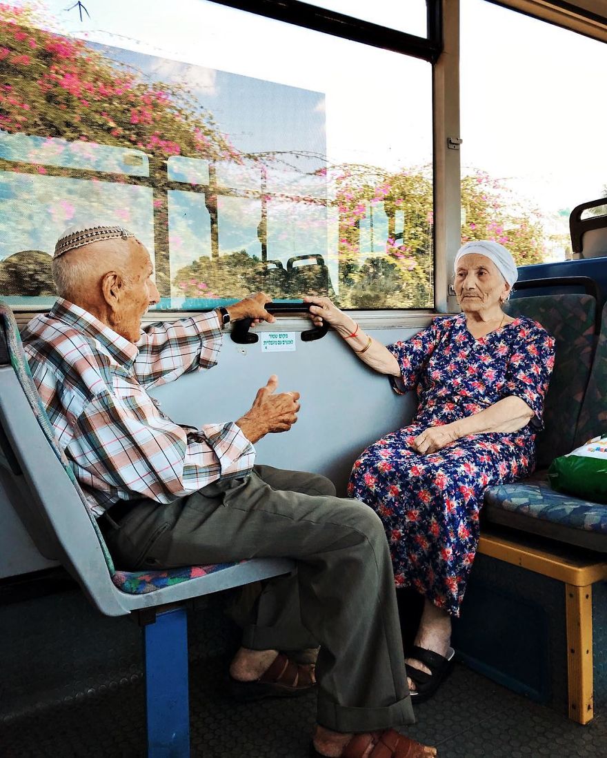 За време на своето секојдневно патување до работа, една жена фотографира портрети на странци изгубени во мислите