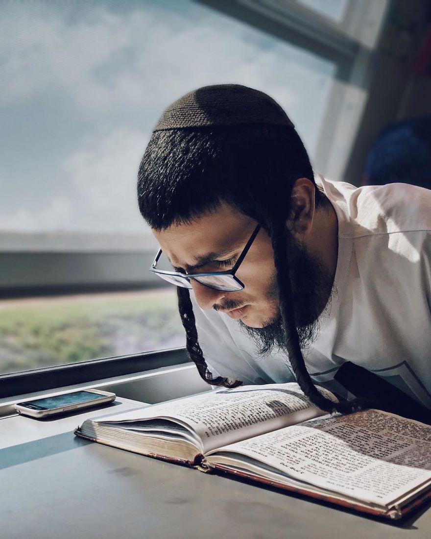 За време на своето секојдневно патување до работа, една жена фотографира портрети на странци изгубени во мислите