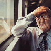 За време на своето секојдневно патување до работа, една жена фотографира портрети на странци изгубени во мислите