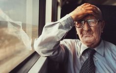 За време на своето секојдневно патување до работа, една жена фотографира портрети на странци изгубени во мислите