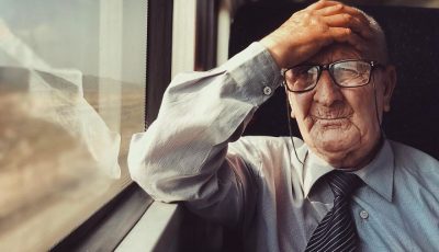 За време на своето секојдневно патување до работа, една жена фотографира портрети на странци изгубени во мислите