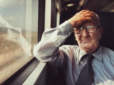 За време на своето секојдневно патување до работа, една жена фотографира портрети на странци изгубени во мислите