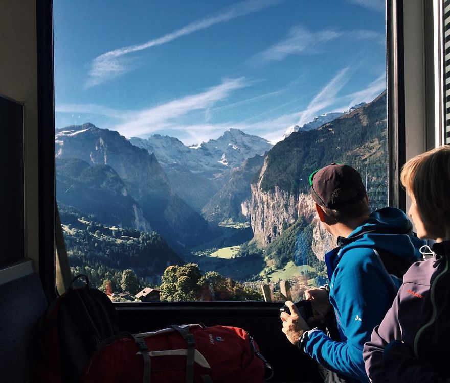 За време на своето секојдневно патување до работа, една жена фотографира портрети на странци изгубени во мислите