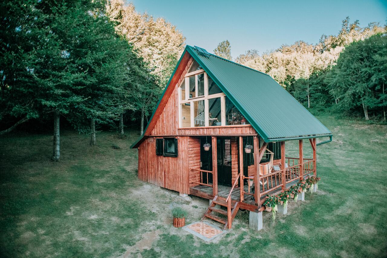 Дрвена колиба во Хрватска со прекрасен ентериер, но и природа која освојува