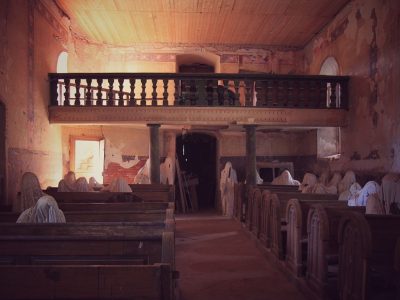 Оваа напуштена црква каде што сите виделе духови крие моќна порака