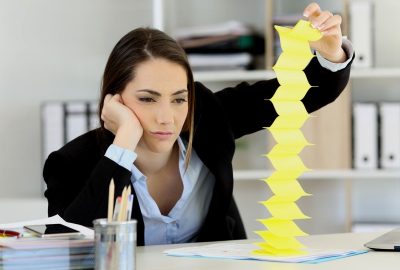 5 хороскопски знаци што мразат да одат на работа и не се сложуваат со колегите