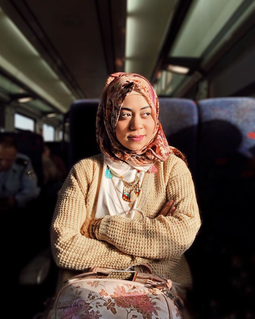 За време на своето секојдневно патување до работа, една жена фотографира портрети на странци изгубени во мислите