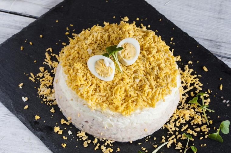 Рецепт за богата солена торта од палачинки