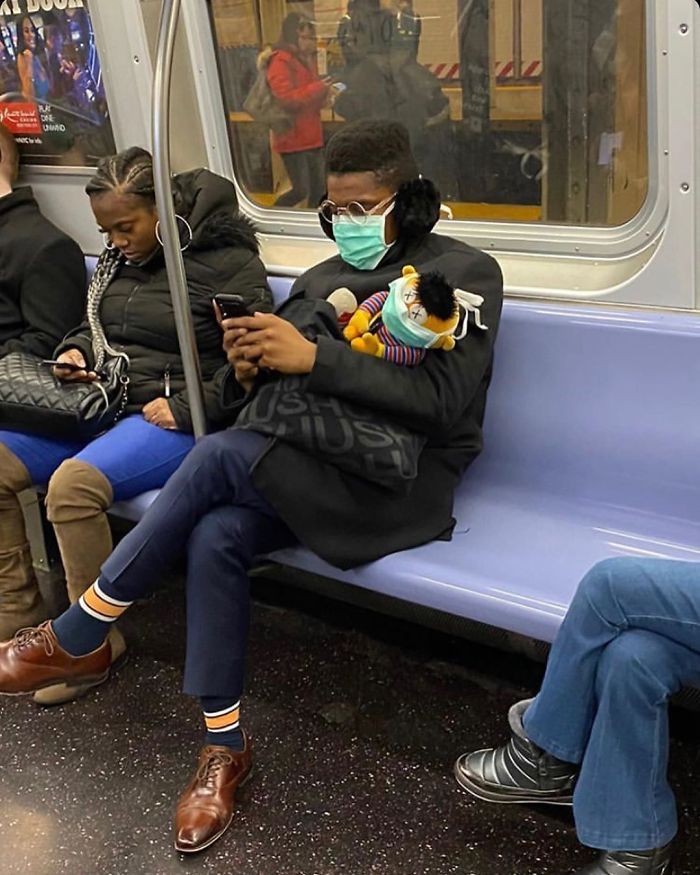 Овој профил на Инстаграм ги објавува најсмешните заштитни маски забележани во метроата