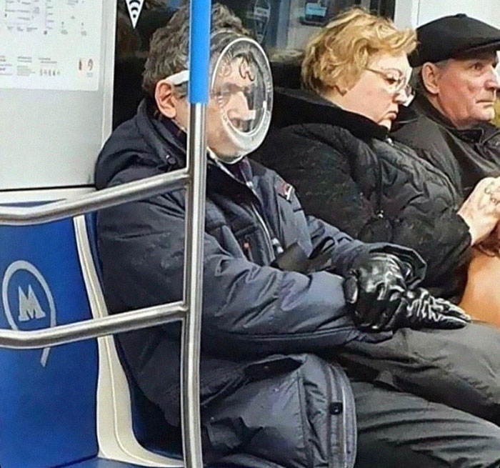 Овој профил на Инстаграм ги објавува најсмешните заштитни маски забележани во метроата