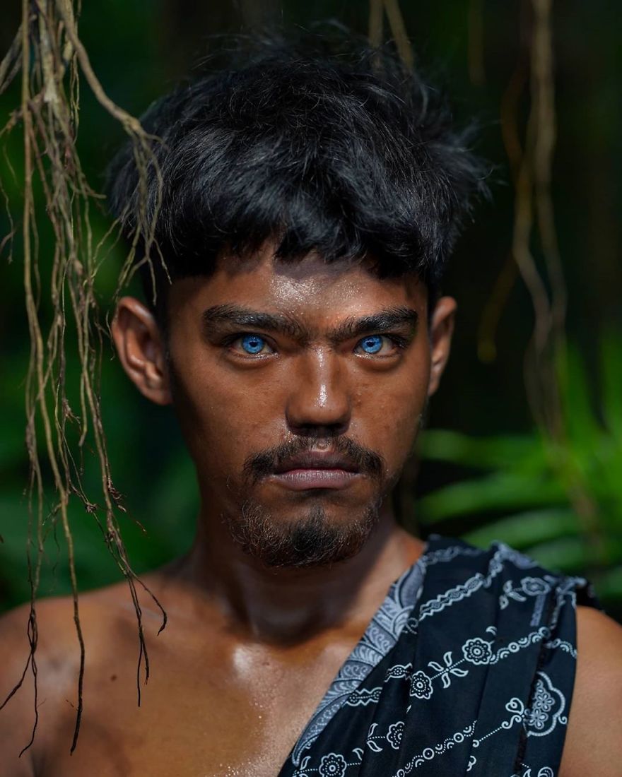 Фотографии од домородно племе од Индонезија со невообичаени очи поради ретка генетска состојба 