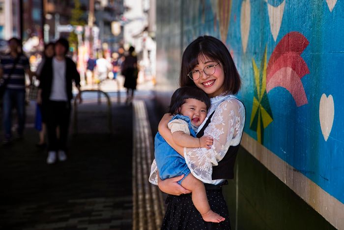 Мајчинството во различни земји претставено преку фотографии