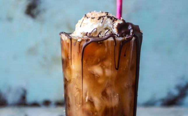 Рецепт за кафе со сладолед и минерална вода