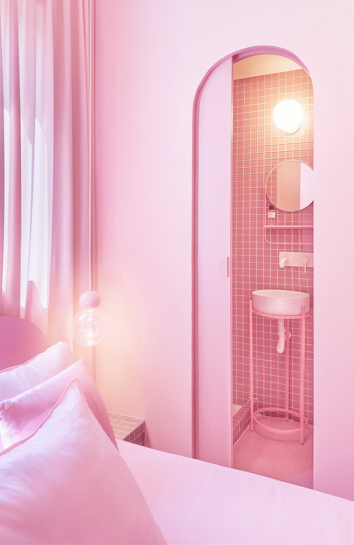 Овој целосно розов стан во Мадрид е вистинско „естетско лудило“