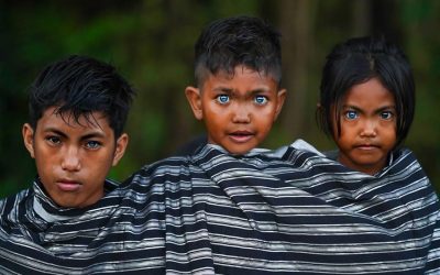 Фотографии од домородно племе од Индонезија со невообичаени очи поради ретка генетска состојба