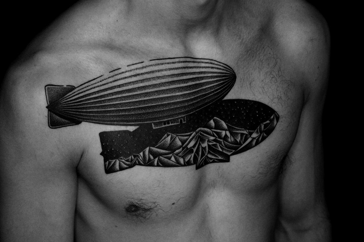 Тату артист создава тетоважи кои се усогласени со телата на неговите клиенти