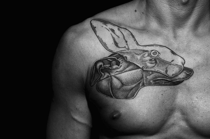 Тату артист создава тетоважи кои се усогласени со телата на неговите клиенти
