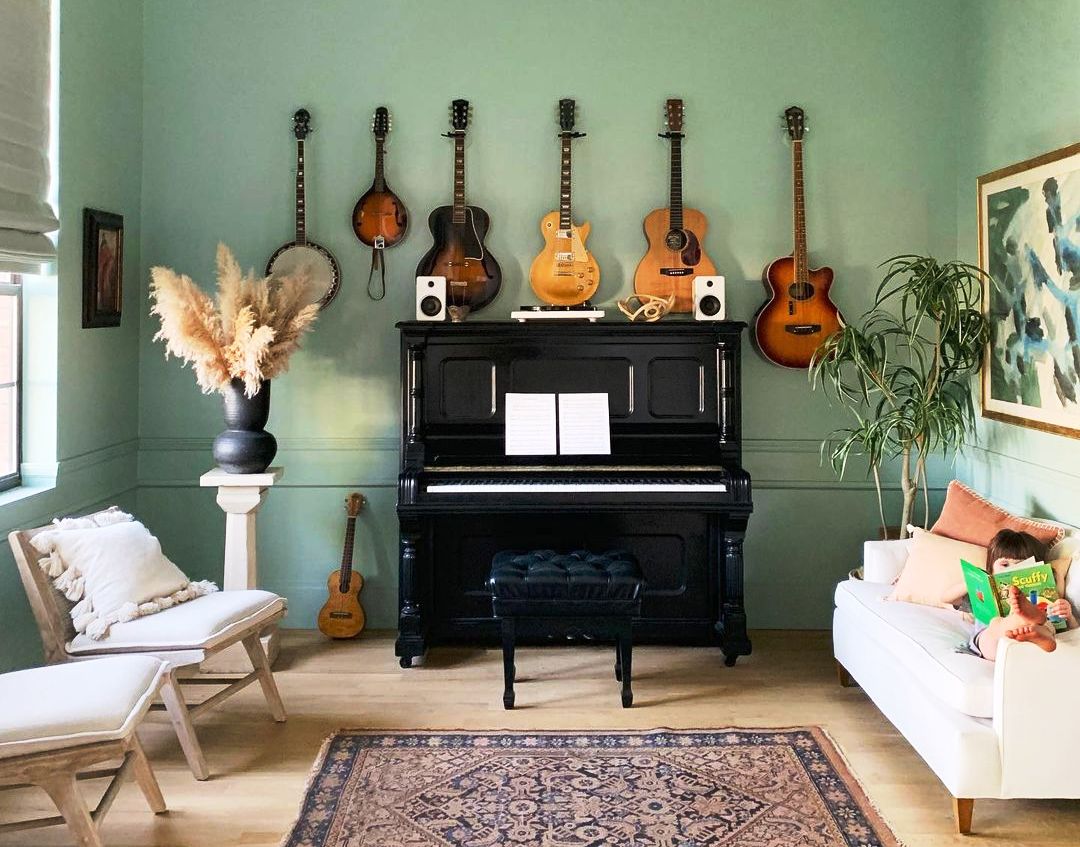 Едноставно и евтино уредување на ѕидот што ќе ја направи секоја соба поудобна за живеење